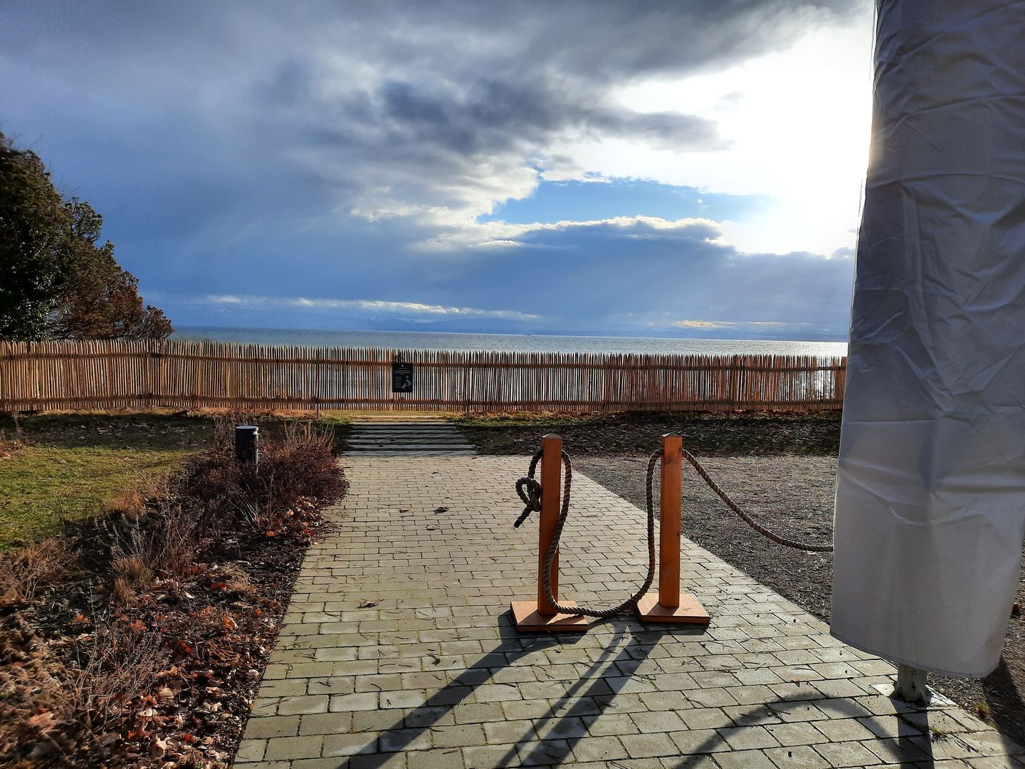 Sichtschutzzaun zwischen Terrasse und Bodensee
